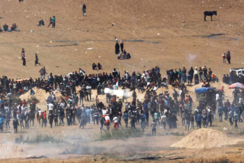 crowds on open land near Gaza/Israel border