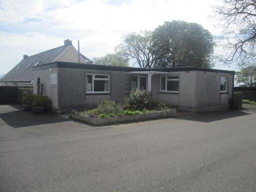 Single storey house located in quiet area contains meeting room, library.