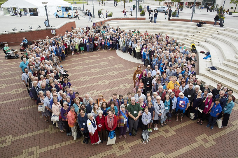 hundreds of Quakers form letter Q